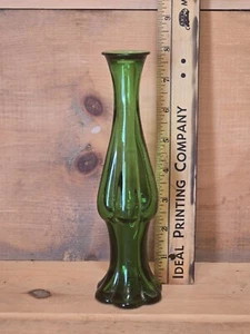 1 Avon Green Bud Vase. 2 Zoll B x 8 Zoll H. Es gibt keine Chips, Risse oder Kratzer. - Bild 1 von 7