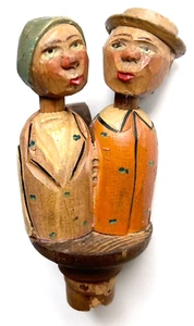 VINTAGE ITALIAN MADE HAND CARVED WOOD KISSING MAMA & PAPA BAR BOTTLE TOPPER CORK - Picture 1 of 7