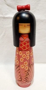 Bambola giapponese Kokeshi di Kazu 9,25" legno rosso arancio oro kimono floreale firmata - Foto 1 di 7