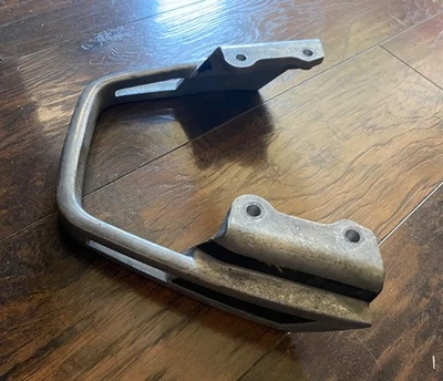 OEM GENUINO 1982 y 1983 YAMAHA XJ750 SECA GUARDABARROS TRASERO MANGO DE AGARRE 5G2-21645-00 Foto 1 de 3