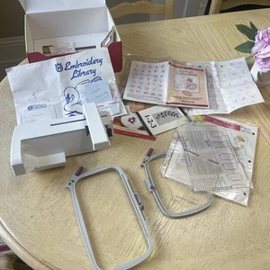 Lote de accesorios de bordado Husqvarna Viking - unidad rosa, plus y mini aro, lector - Imagen 1 de 15