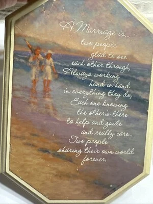 Placa de pared de madera de tarjetas de sello 1982 vintage un matrimonio está raspado defectuoso Foto 1 de 4