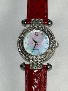 Orologio elegante Adrienne Real Collectibles, con cinturino in pelle rossa e lunetta decorativa - Foto 1 di 4