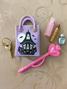 Barbie Accessori Moda Holloween Borsa Rossetto Chiave Bacchetta Profumo - Foto 1 di 1