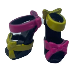 Muñeca Monster High - Draculaura - Gloom Beach - Zapatos de repuesto rosa/amarillo - Imagen 1 de 6