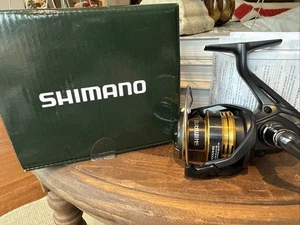 Shimano Sahara FJ Spinnrolle (SHC3000HGFJ) Angeln Neu im Karton C3000 HG kostenloser Versand - Bild 1 von 8