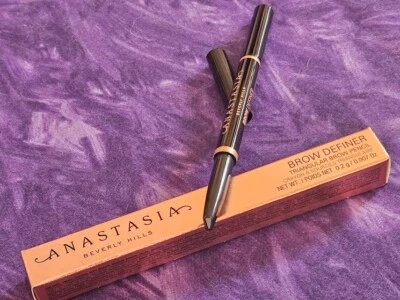 Lápiz de lápiz automático punta triangular definidor de cejas Anastasia ABH marrón medio Foto 1 de 4