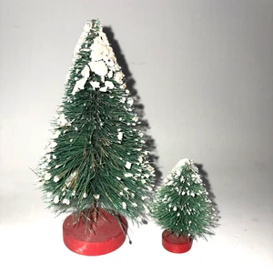 Pair Of Vintage Wire Bottle Brush 3-6.5” Trees Flocked Christmas Red Wood Bases - Foto 1 di 7