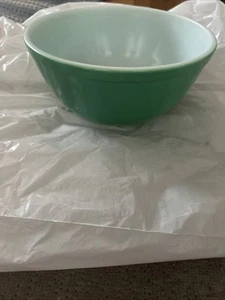 Vintage Pyrex 403 2.5 Qt. Nesting Mixing Bowl in Primary Color Green - Picture 1 of 8