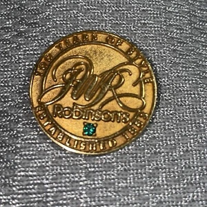 Vintage JW Robinson's Fur Department Pin 1/10 10K With Emerald - Picture 1 of 2