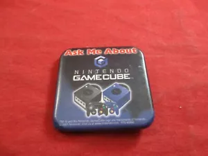 Chiedimi About Console Nintendo Gamecube Nero/Indaco Pinback Pulsante - Foto 1 di 2