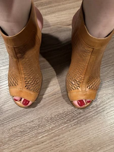 Vince Camuto Women' Open Toe, mesh sandals, back strap with Velco, USA 6.5 - Picture 1 of 9