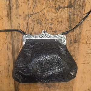 Bolso romántico gótico BRIGHTON de colección de cuero negro en relieve plateado con cierre de beso - Imagen 1 de 8