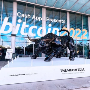 Statua toro di Miami statuetta toro di Wall Street bambola scultura OX figura Bitcoin mucca - Foto 1 di 14
