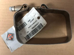 NOS GENUINE OEM INTERNATIONAL CLAMP  #1842689C1 - Bild 1 von 2