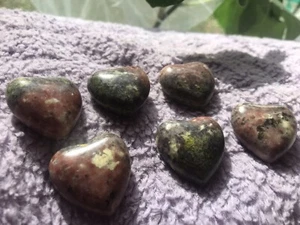 GREEN RED JASPER HEART HEALING POCKET NATURAL STONE ROCK GEM HELPS CAT RESCUE - Picture 1 of 5