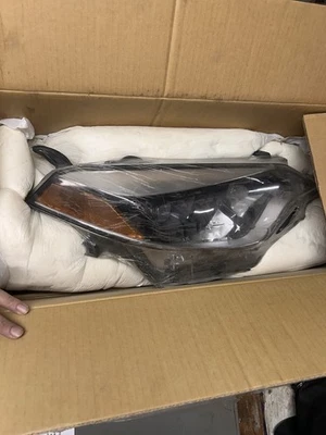 Conjunto de faros TYC 20-9493-00 para Toyota Corolla 14-16 Foto 1 de 2