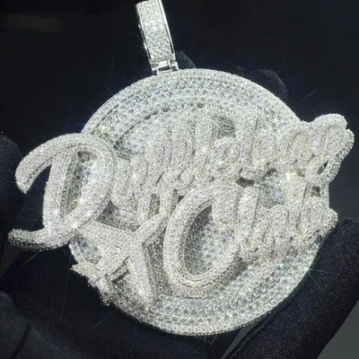 Colgante redondo de diamantes creados en laboratorio de 5 quilates para hombre con letras personalizadas enchapado en oro blanco de 14 quilates Foto 1 de 3