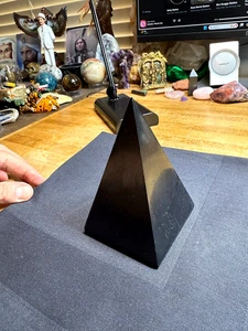 Schungit Mineral Edelstein LG poliert Pyramide importiert aus Karelien Russland 217 - Bild 1 von 6