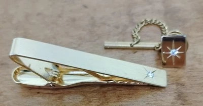 Barra de corbata vintage tono dorado con aspecto de piedra Dimond y tachuela a juego Foto 1 de 4