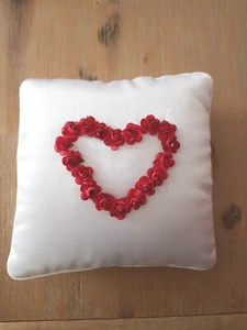 Edeles Hochzeitskissen Ringkissen Traukissen Eheringe weiss mit kleinen Rosen - Bild 1 von 3