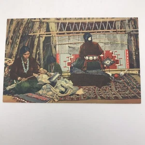 CÓMO SE HACEN LAS ALFOMBRAS NAVAJO Native American Indian Weavers lino década de 1930 postal - Imagen 1 de 2