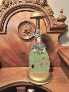 Antico espositore vintage dipinto a mano cappello in legno 9 1/2 pollici - Foto 1 di 9