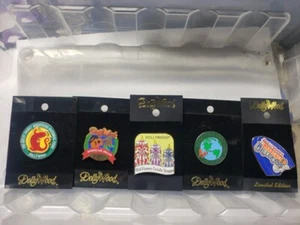 Set Dollywood Vintage 90er, 2000er verschiedene Erinnerungsstücke Brosche Stifte Neu auf Karte - Bild 1 von 10