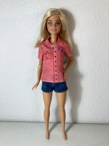 Mattel - Muñeca Barbie veterinaria de rescate animal con pelo corto rubio, traje - Imagen 1 de 8