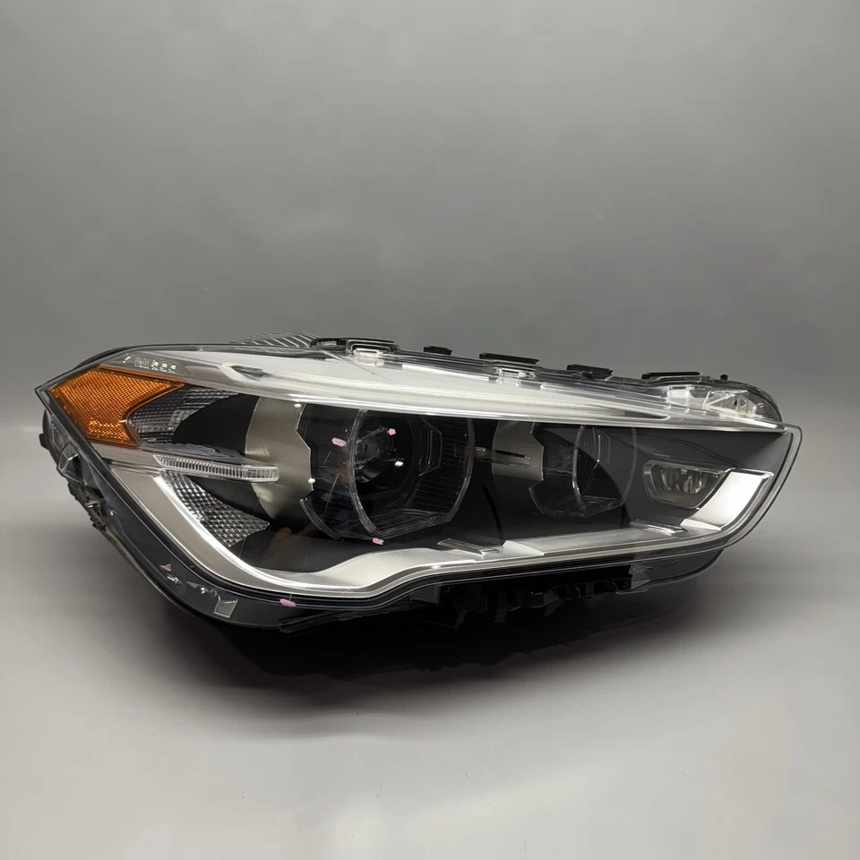 BMW X1 HEADLIGHT RIGHT PASSENGER 2016 2017 2018 2019 LED OEM 63117193712 - Imagem 1 de 4