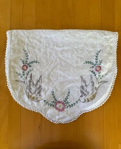 Vintage Linen Table Runner Printed With Crochet Edge Gorgeous Flowers Birds - Picture 1 of 7