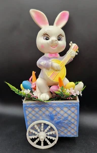 Gruseliges Vintage Kunststoff Banjo spielen Schnurrbart OSTERHASE im WAGEN mit EIERN & KAROTTEN - Bild 1 von 7