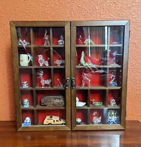 25 Steckplätze Doppelglastür Schattenbox Vitrine gefüllt mit winzigen Miniaturen - Bild 1 von 5