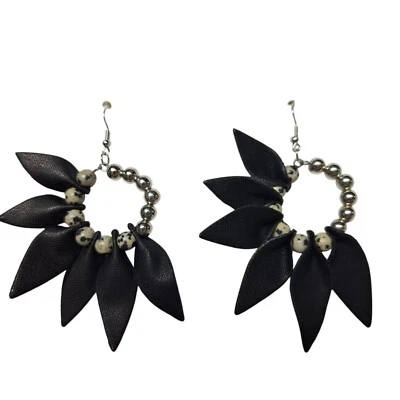 Pendientes de flores de cuero negro con pétalos florales piedras punteadas bisutería para mujer Foto 1 de 3