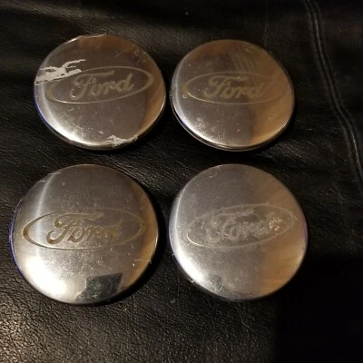 Ford Focus OEM Tapa central de rueda pulido mecanizado 98AB1000AA FABRICANTE DE EQUIPOS ORIGINALES JUEGO DE 4 Foto 1 de 4
