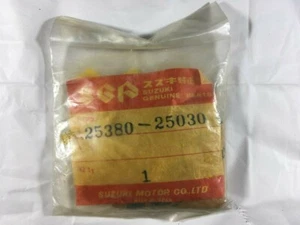NUEVO NOS SUZUKI GT185 TC100 A100 TS100 PLACA, TAPÓN LEVA SUZUKI P/N 25380-25030 - Imagen 1 de 2
