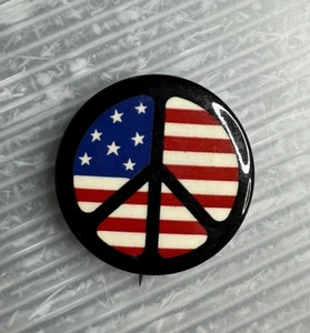 De colección Anti-Guerra de Vietnam Años 60 Pinback Botón Bandera Americana SIGNO DE PAZ Larry Fox - Imagen 1 de 8