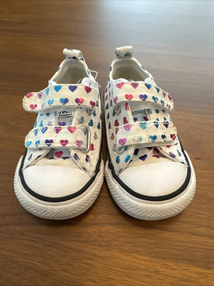 Zapatos Converse All Star para niños pequeños - estampado de corazón - talla 4 Foto 1 de 4
