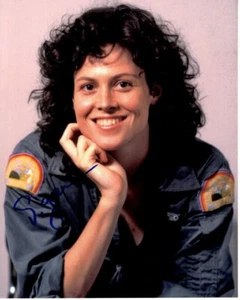 SIGOURNEY WEAVER signed Autogramm 8x10 ALIEN RIPLEY Foto - Bild 1 von 1