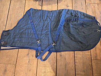 MANTA ESTABLE TRIPLE CORONA CABALLO 78" Azul Marino con Borde Gris  Foto 1 de 4