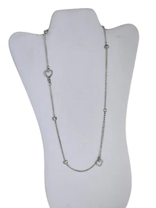 Collar largo tono plata con estaciones de corazón - Imagen 1 de 4