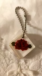 LLAVERO CUADRADO DE COLECCIÓN LUCITE TALLADO ROSA ROJA 7/8" 1-1/2' largo incluye cadena - Imagen 1 de 3