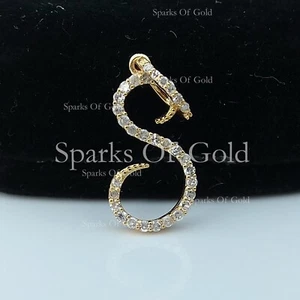 Ciondolo Charm Lettera S Diamante Naturale 0,17 Ct Oro Giallo 14K Iniziale Gioielli - Foto 1 di 5