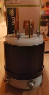 Блокировочная вилка Leviton, 20 А, 125 В, сверхпрочный промышленный класс, 2311 - Изображение 1 из 3