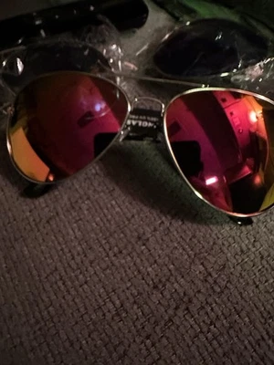 Gafas de sol de aviador unisex, monturas plateadas tinte rojo espejado Foto 1 de 4