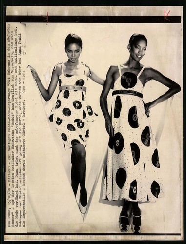 Fotografia Milano settimana della moda Modit modella Anna Fendi in abito estivo alla moda