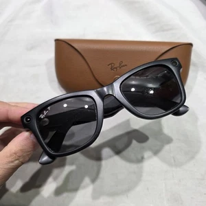 Ray-Ban Meta Wayfarer Smart Sonnenbrille - Mattschwarz Polarisiert - RW4006 - Fast S - Bild 1 von 10