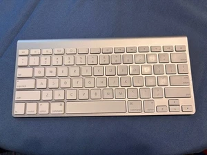 Apple Wireless Keyboard A1255 Bluetooth Aluminum Compact For Mac iMac MacBook - Picture 1 of 8
