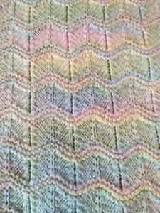 Hand Knit Baby Blanket 35"x40" Varigated Yarn Pastels Zigzag Rows Scalloped Edge - Picture 1 of 8