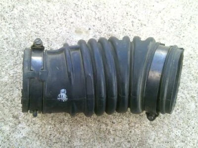 Трубка воздухозаборного шланга 98 Plymouth Voyager 3,3 л 3,3 с зажимами и винтами 4861065 - Изображение 1 из 2